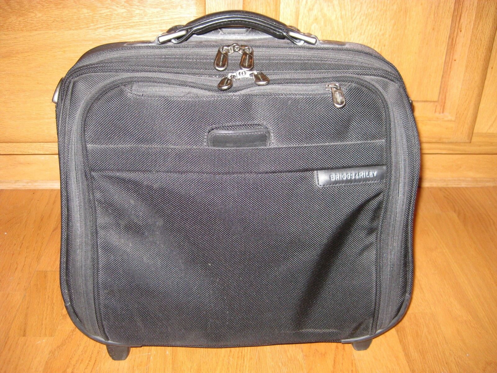 Briggs and Riley B214 computer tablet rolling carry on suitcase. speed thru