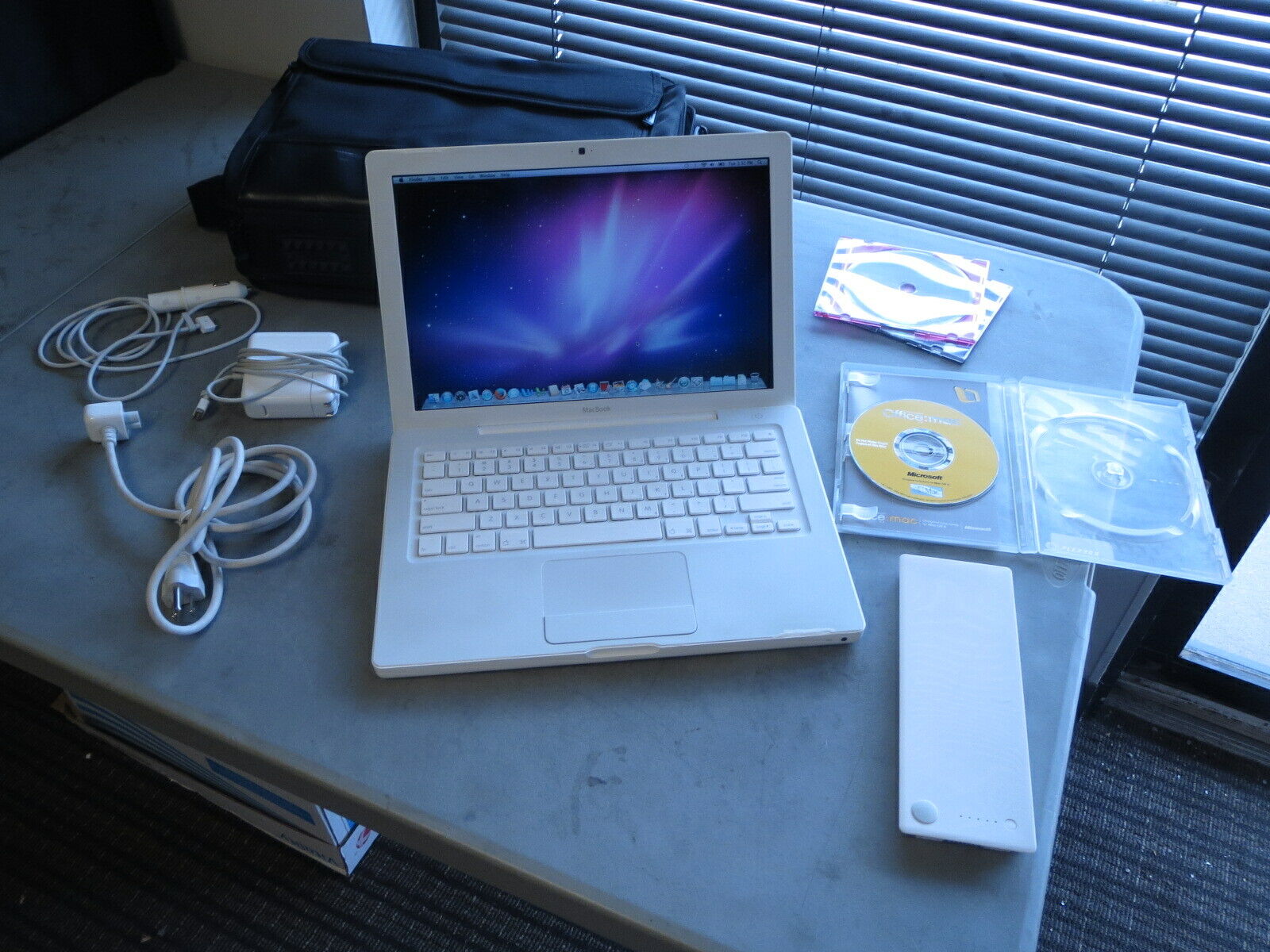 MacBook 2,1 A1181,Snow Leopard, 128GB SSD Drive, 4GB Memory, Extra Battery, case