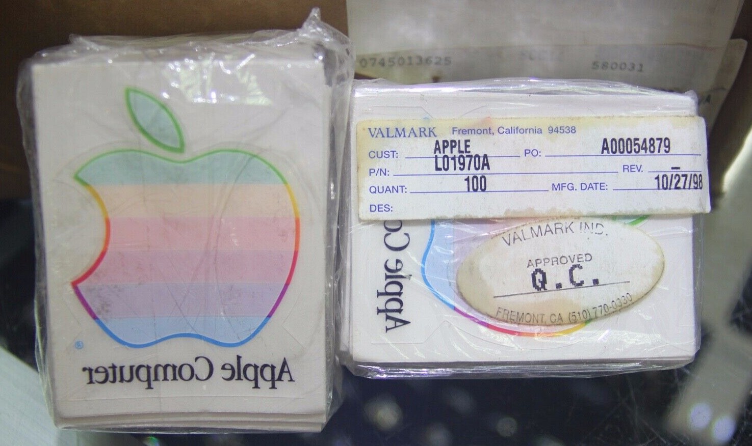 One (1) VINTAGE APPLE STATIC One (1) VINTAGE APPLE STATIC