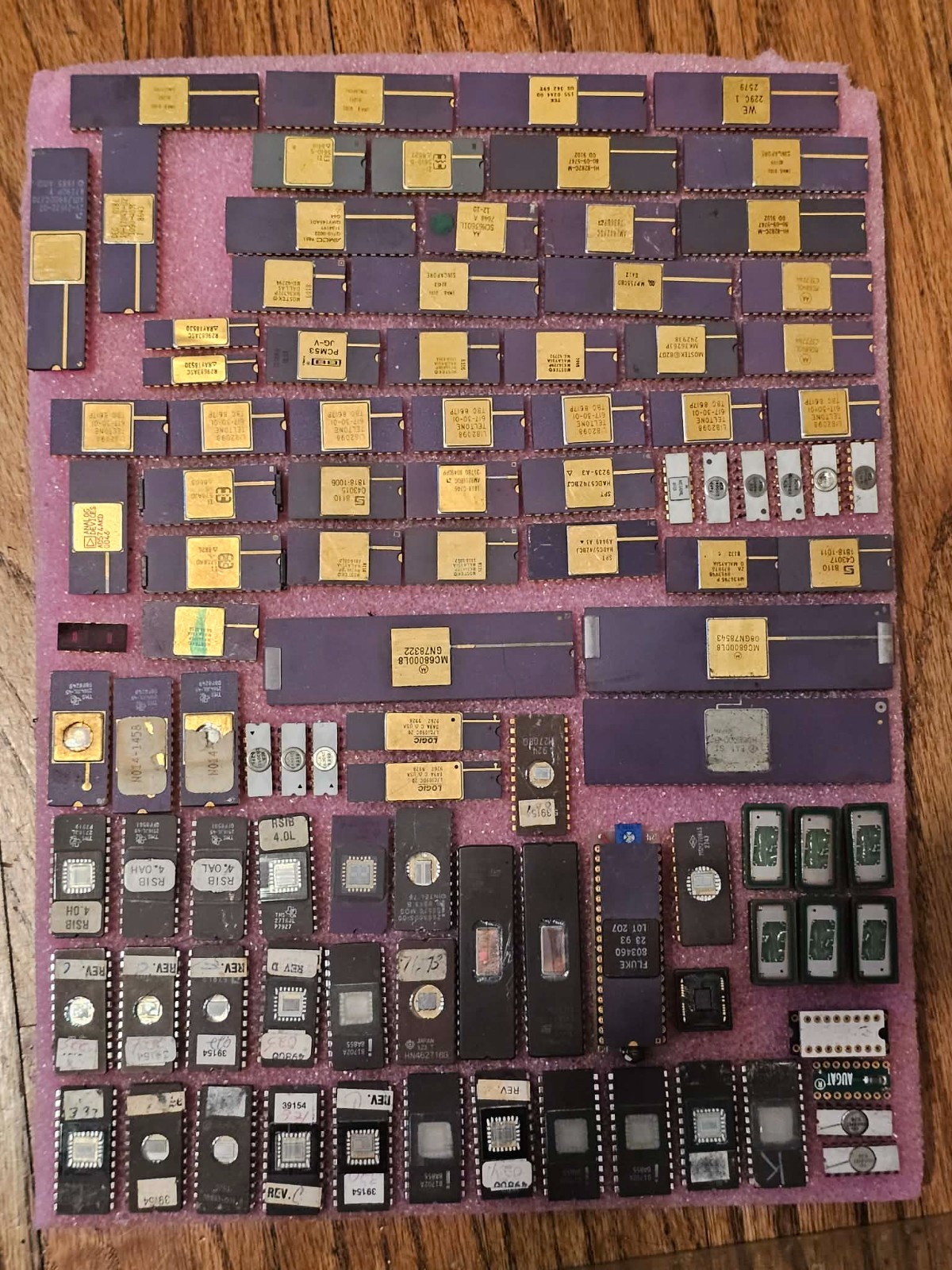 Vintage Retro Lot IC CHIPS CERAMIC GOLD LEGS Clean Pins Reuse Scrap Collection Vintage Retro Lot IC CHIPS CERAMIC GOLD LEGS Clean Pins Reuse Scrap Collection