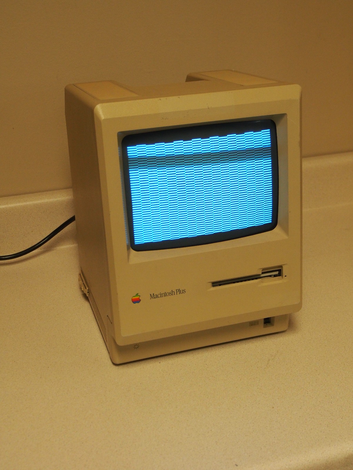 Vintage Apple Macintosh Plus Desktop Computer - M0001A Vintage Apple Macintosh Plus Desktop Computer - M0001A