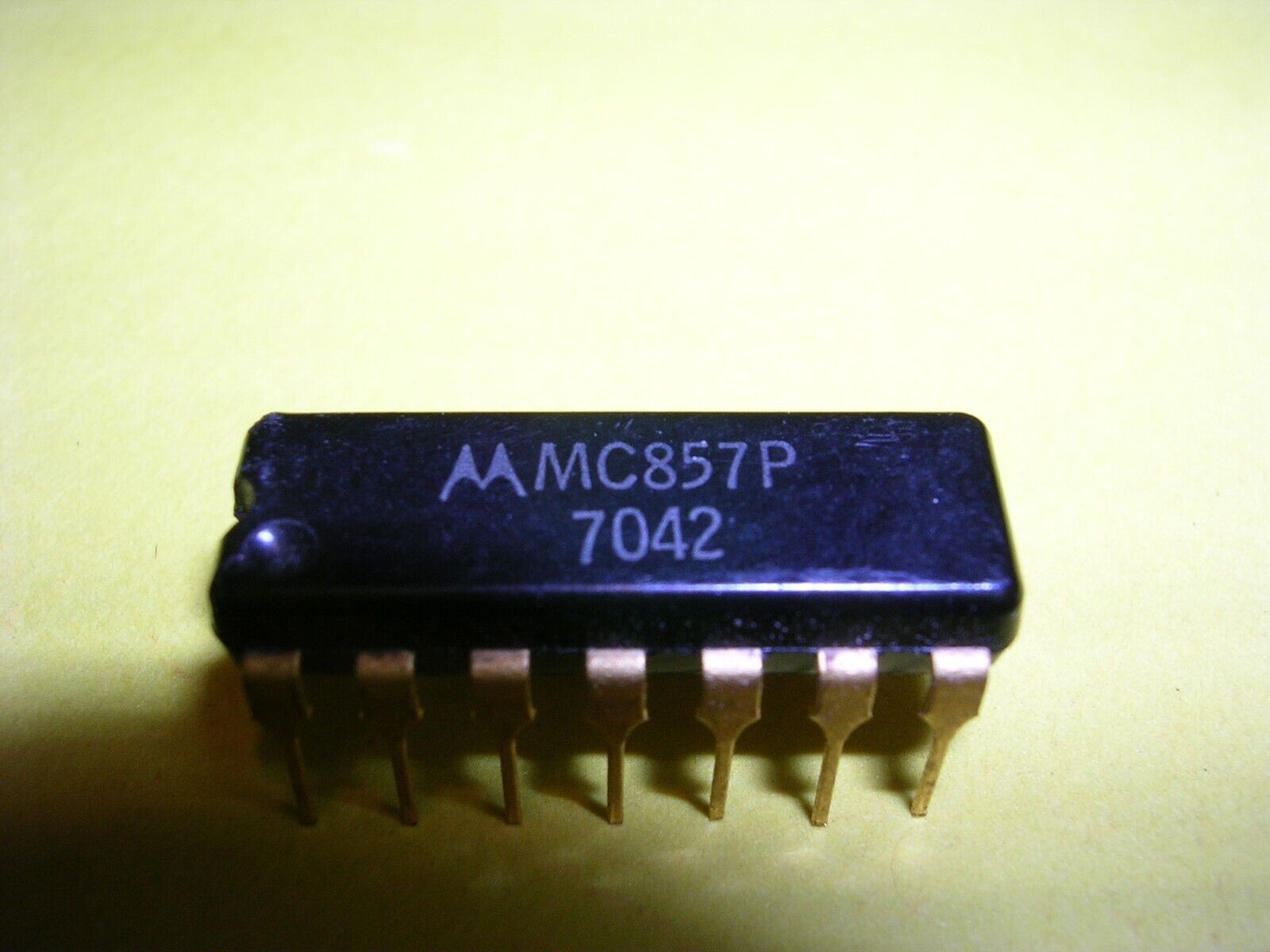 Vintage Motorola MC857P  (MC857, 857) Quad 2-Input NAND Buffer from 1970