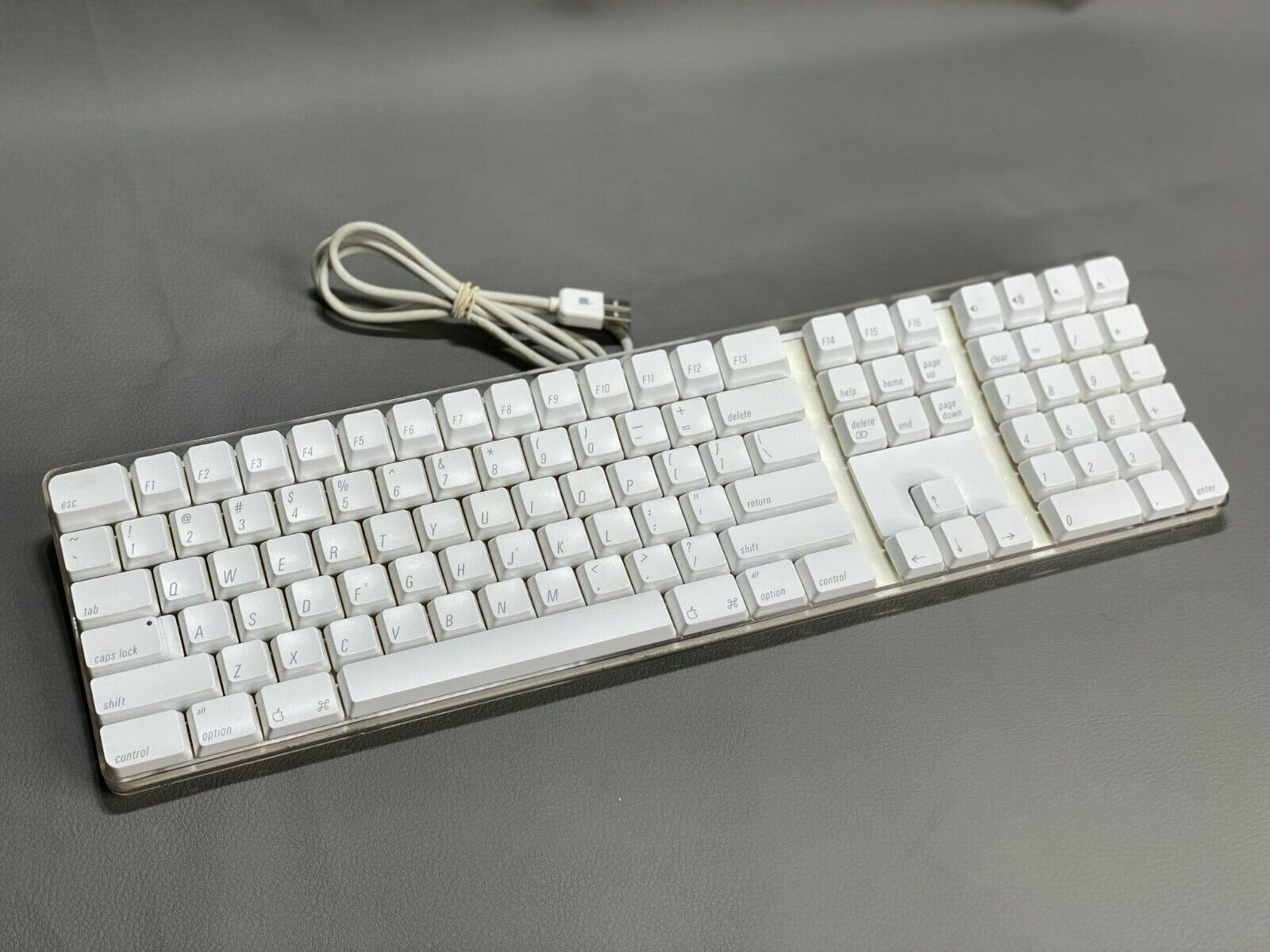 Vintage Genuine USB Apple Extended Computer Keyboard (White) [A1048]