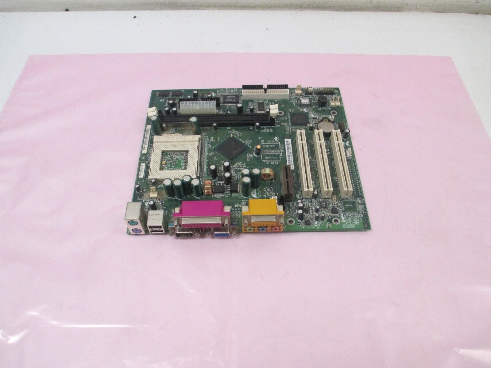 Intel Motherboard 211890045713933 PGA 370 Socket VGA/Serial/USB/ PS/2