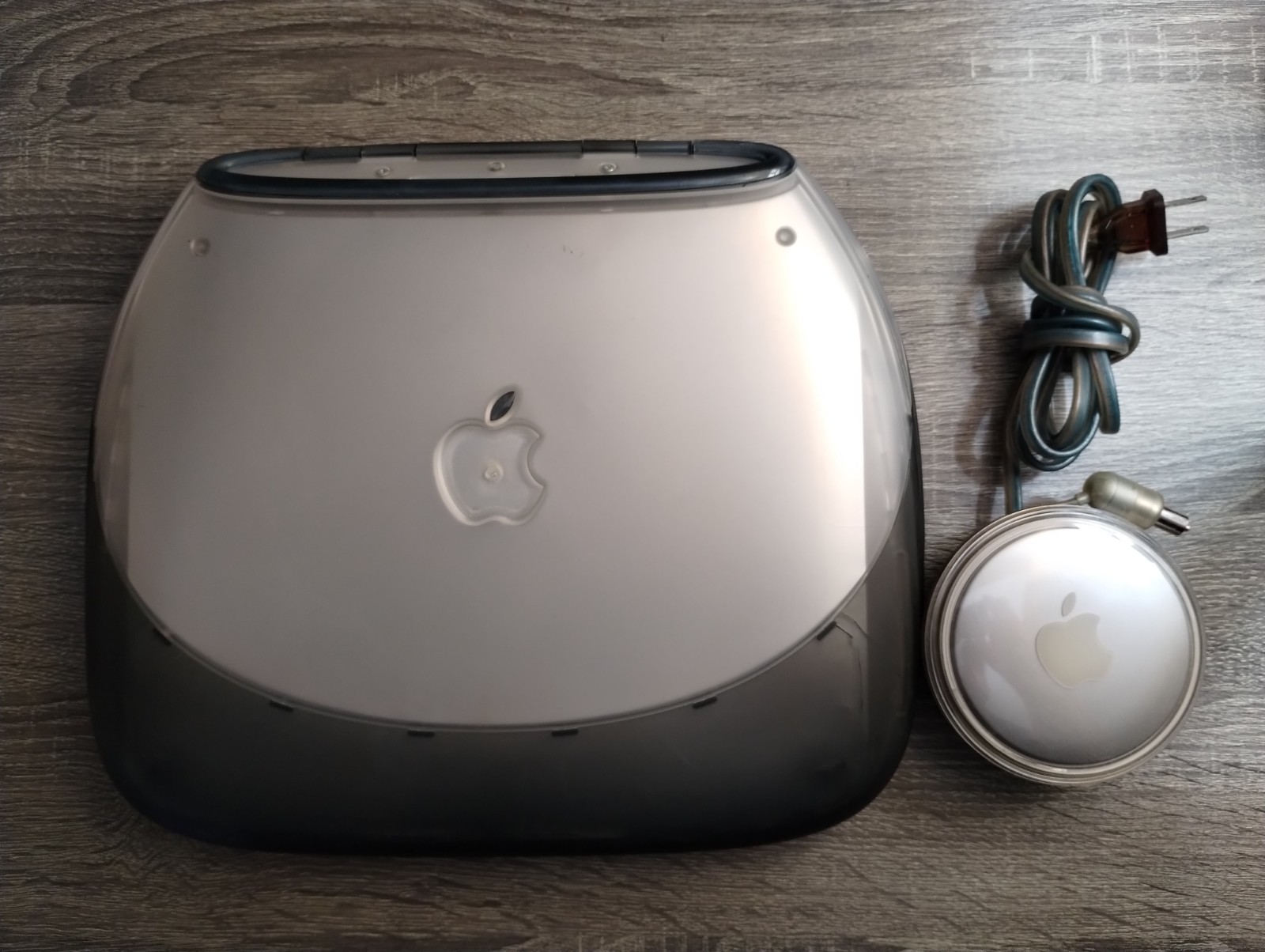 Vintage Apple iBook G3 Clamshell Graphite M2453 Mac OS 9 Working Charger Bundle Vintage Apple iBook G3 Clamshell Graphite M2453 Mac OS 9 Working Charger Bundle