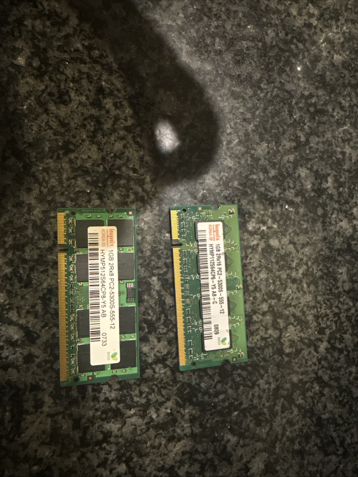 2X Hynix 1GB 2Rx8 PC2-5300S-555-12 Laptop Memory Module 2X Hynix 1GB 2Rx8 PC2-5300S-555-12 Laptop Memory Module