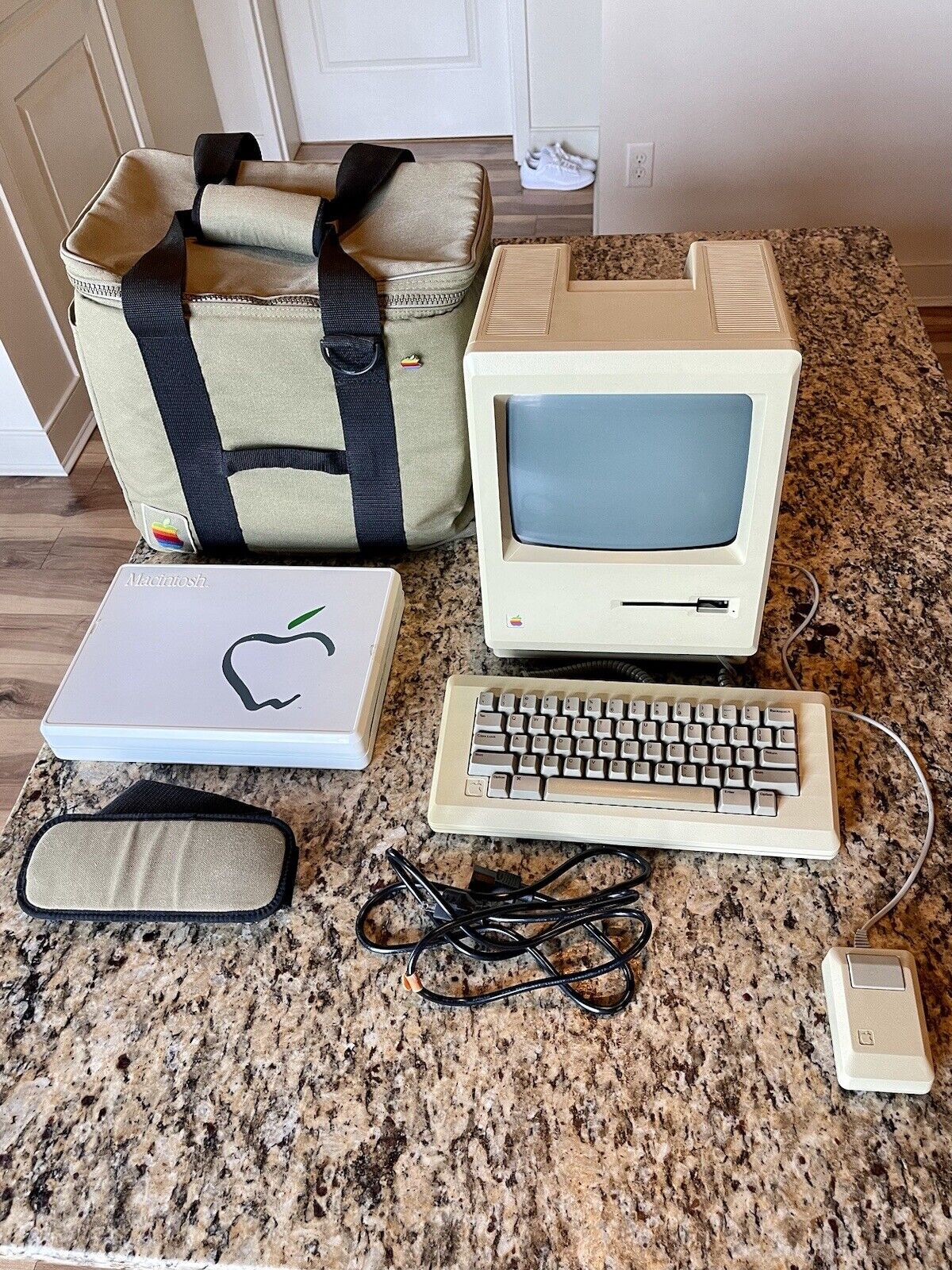 Apple Macintosh 128K M0001 Computer 1984 W/Mouse, Keyboard, Bag & Disks  AS IS