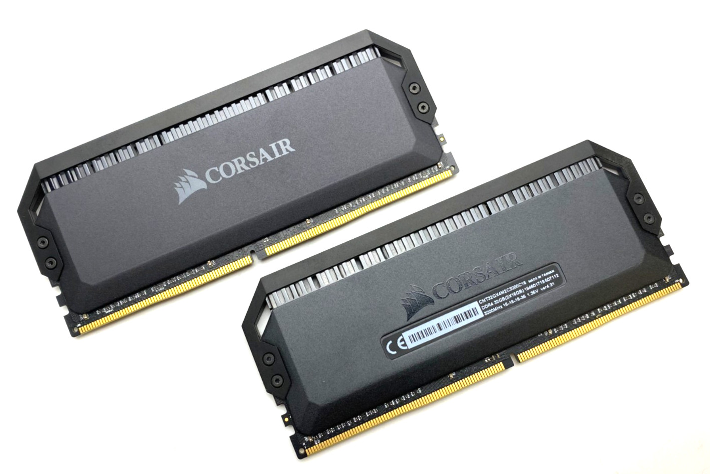 CORSAIR DOMINATOR PLATINUM RGB 32GB (2x16GB) DDR4 3200MHz RAM CMT32GX4M2C3200C16 CORSAIR DOMINATOR PLATINUM RGB 32GB (2x16GB) DDR4 3200MHz RAM CMT32GX4M2C3200C16