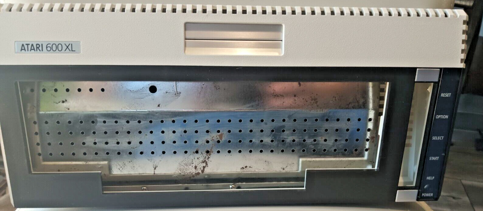 Top and bottom Case w. RF Shield Atari 600XL Removed from comp; Quality: A Top and bottom Case w. RF Shield Atari 600XL Removed from comp; Quality: A