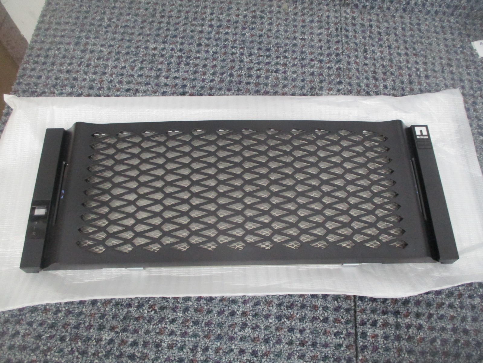 NetApp 111-03079 DS460C Front Bezel NetApp 111-03079 DS460C Front Bezel