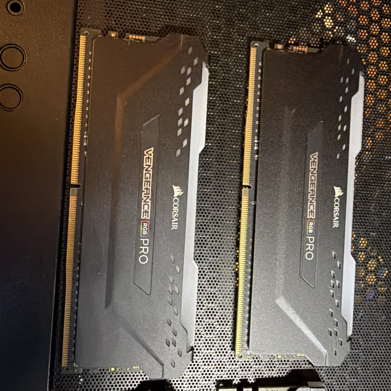 Corsair CMW16GX4M2C3200C16 3200 MHz RGB 16GB DDR4 SDRAM - Black