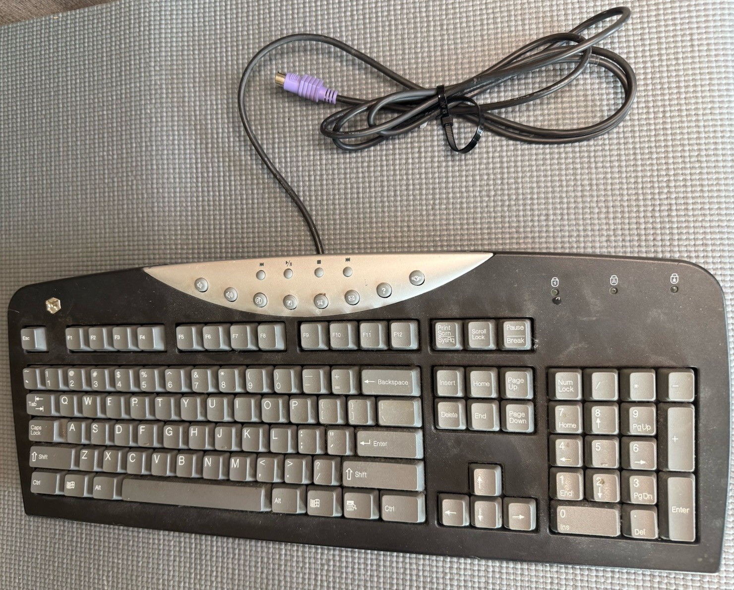 Vintage Gateway Multimedia Wired Keyboard - Black/Silver (Model SK-9920 / PS/2) Vintage Gateway Multimedia Wired Keyboard - Black/Silver (Model SK-9920 / PS/2)