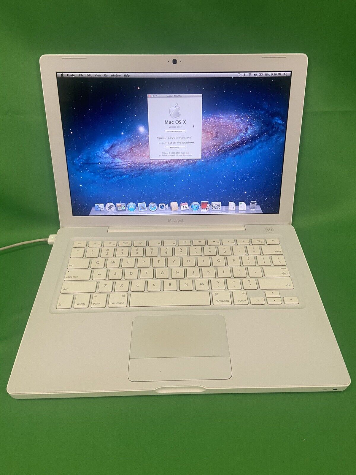 Vintage Apple MacBook A1181 MB402LL/A* White C2D 2.1GHz 3GB RAM 120GB HDD