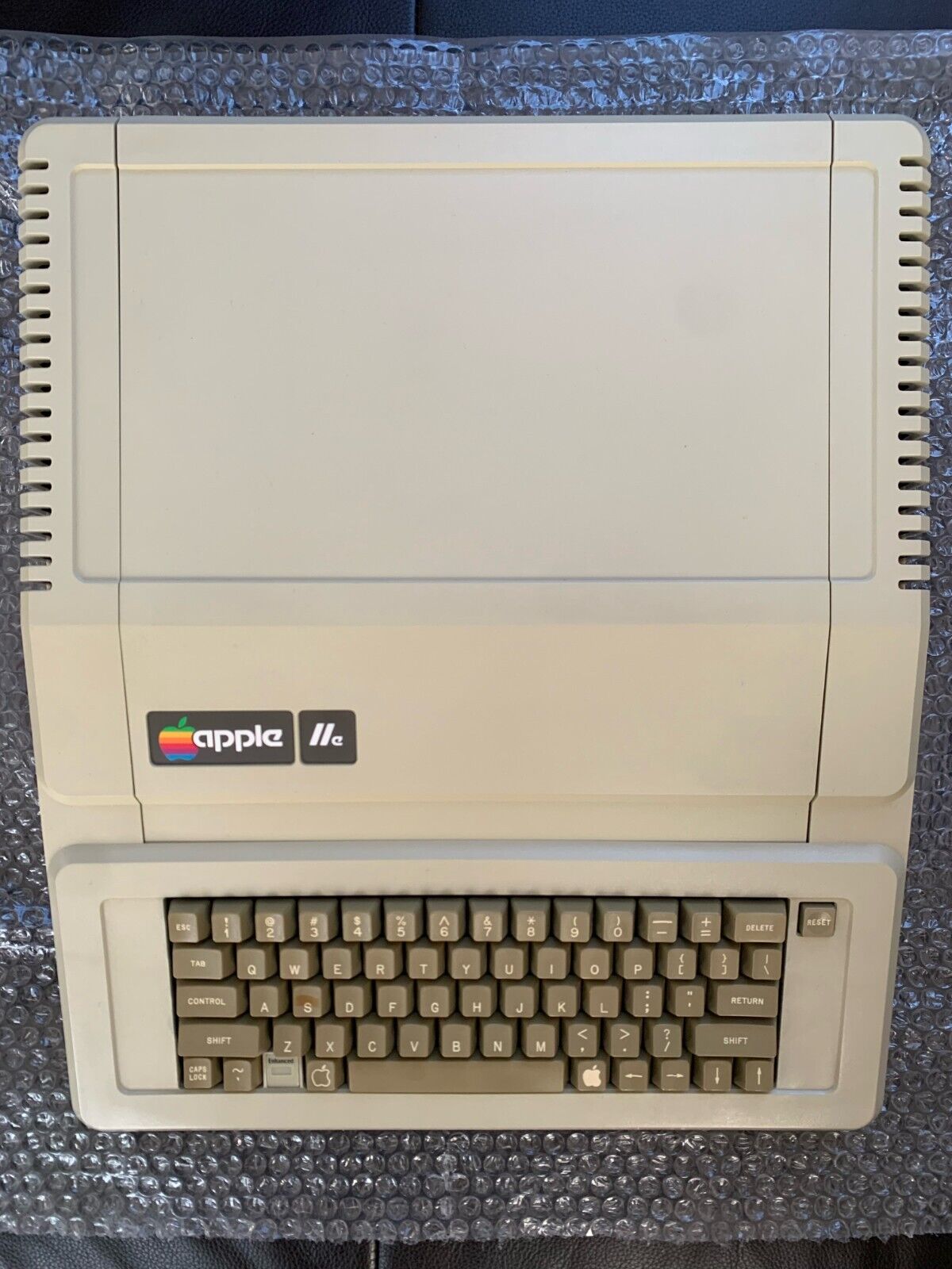 Apple IIe 128K Enhanced A2S2064 , Excellent condition & working order (see desc)