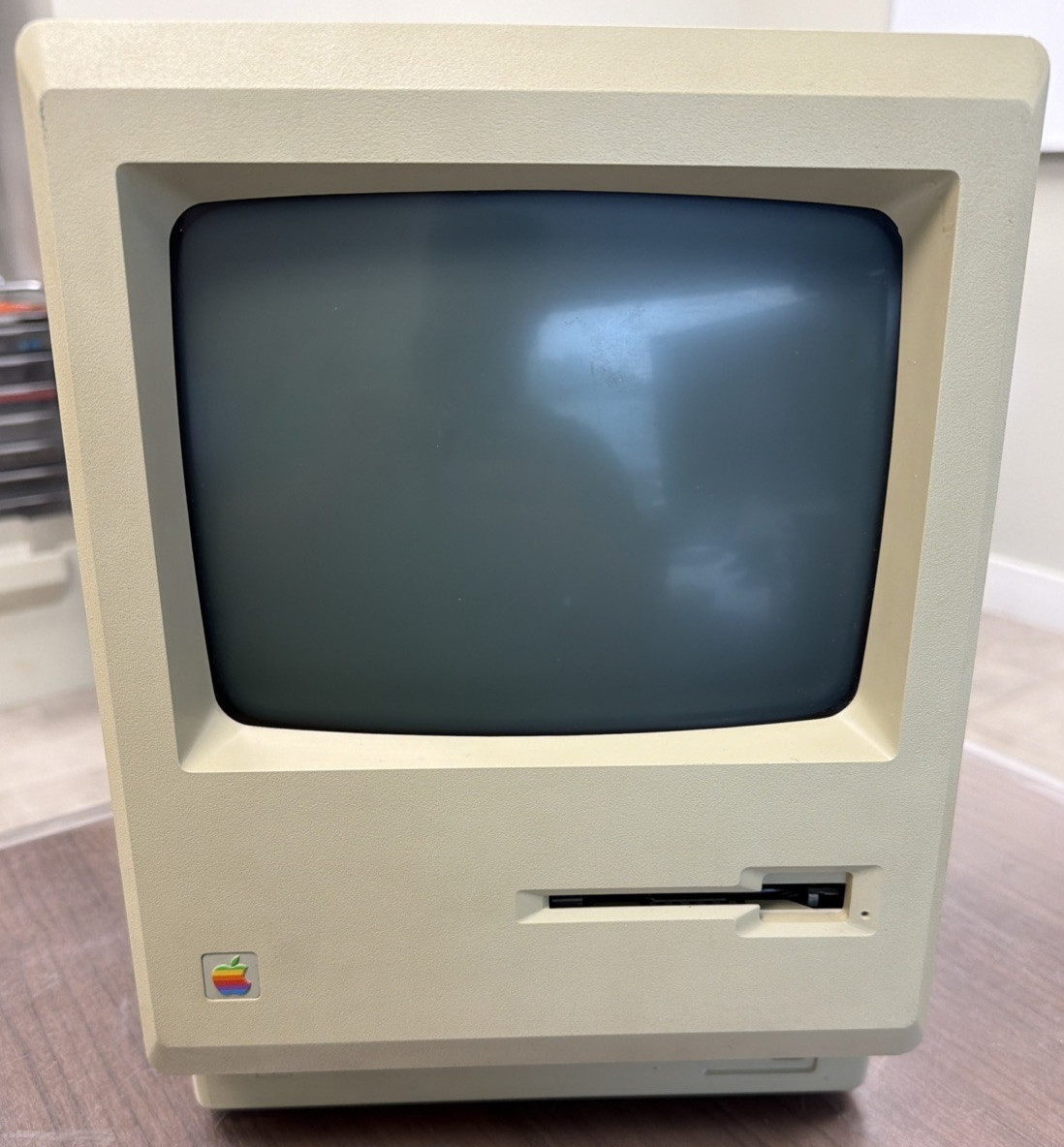 Apple Macintosh Plus 1MB M0001A Vintage Computer **TURNS ON ** Apple Macintosh Plus 1MB M0001A Vintage Computer **TURNS ON **