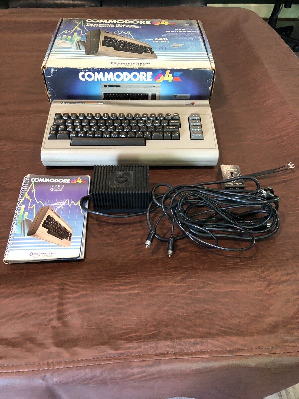 Commodore 64 Computer Gaming System with Box--WORKS   (COMES W/USER\'S MANUAL)