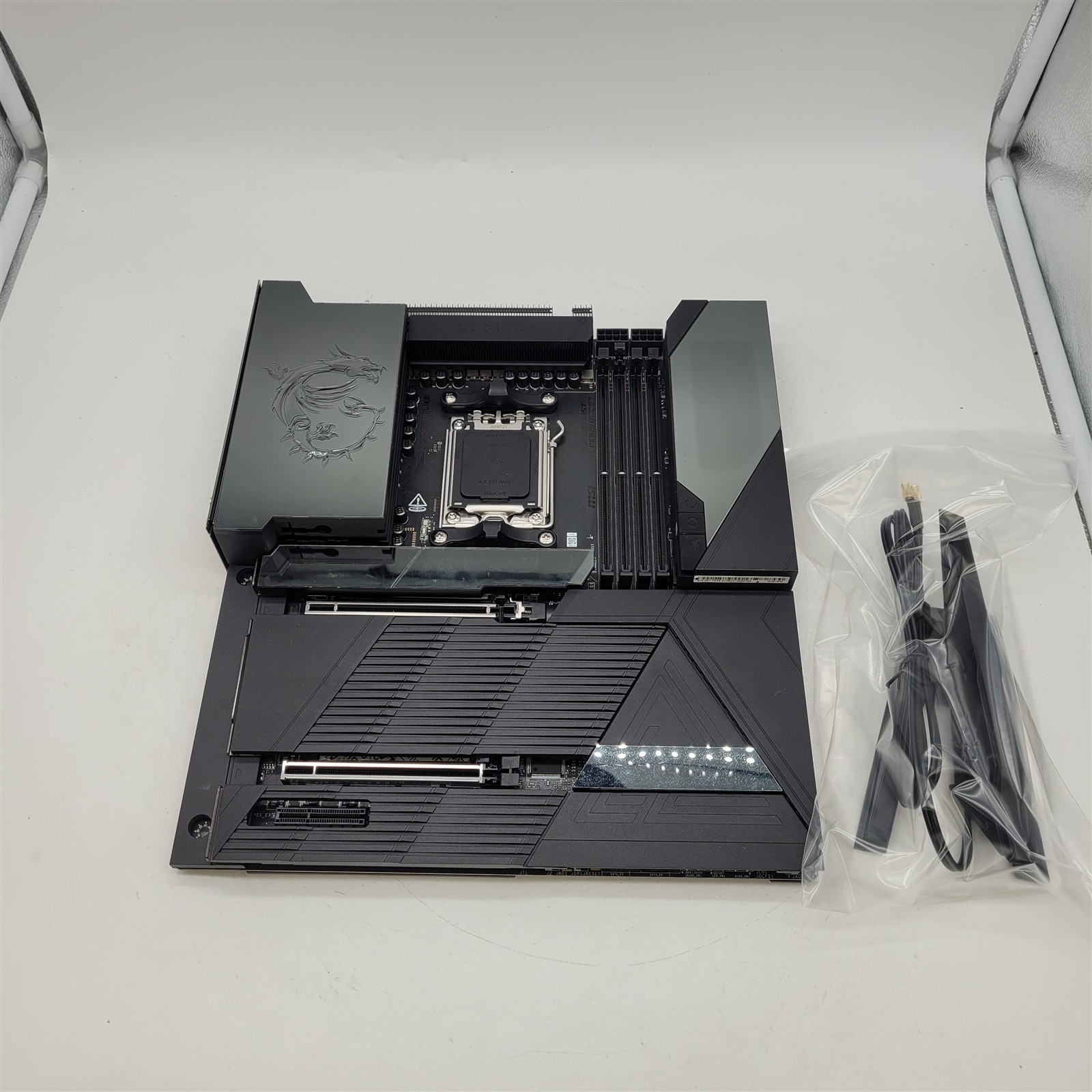 MSI MEG X870E GODLIKE Motherboad, E-ATX, AM5 - Dynamic Dashboard III, DDR5 MSI MEG X870E GODLIKE Motherboad, E-ATX, AM5 - Dynamic Dashboard III, DDR5