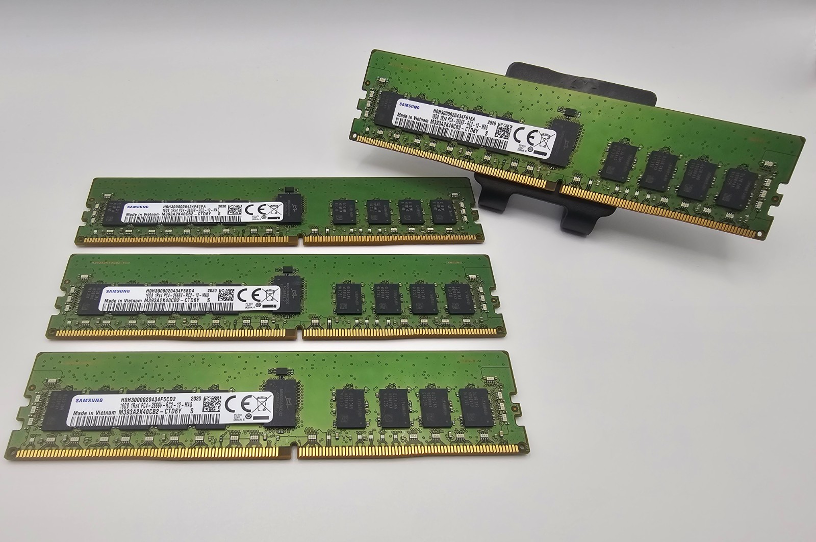 Samsung 64GB (4x16GB) DDR4 PC4-2666V M393A2K40CB2-CTD6Y Samsung 64GB (4x16GB) DDR4 PC4-2666V M393A2K40CB2-CTD6Y