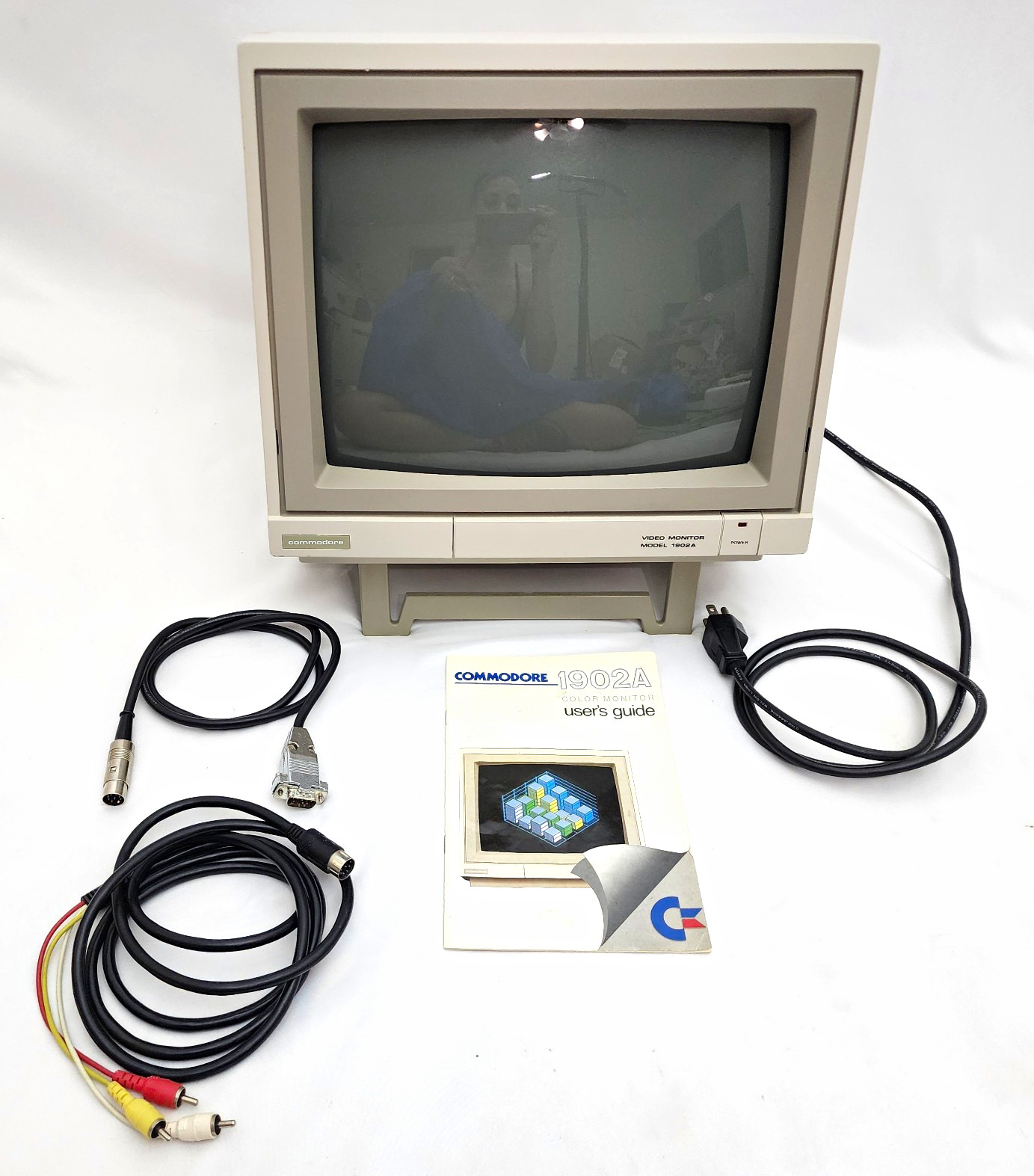 Commodore 1902A Color CRT Monitor C64 C128 Original Box Manual Cables Powers On Commodore 1902A Color CRT Monitor C64 C128 Original Box Manual Cables Powers On