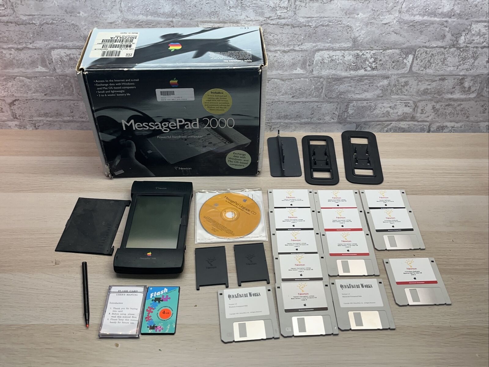 Vintage Apple Newton MessagePad 2000 With Original Box and Some Accessories