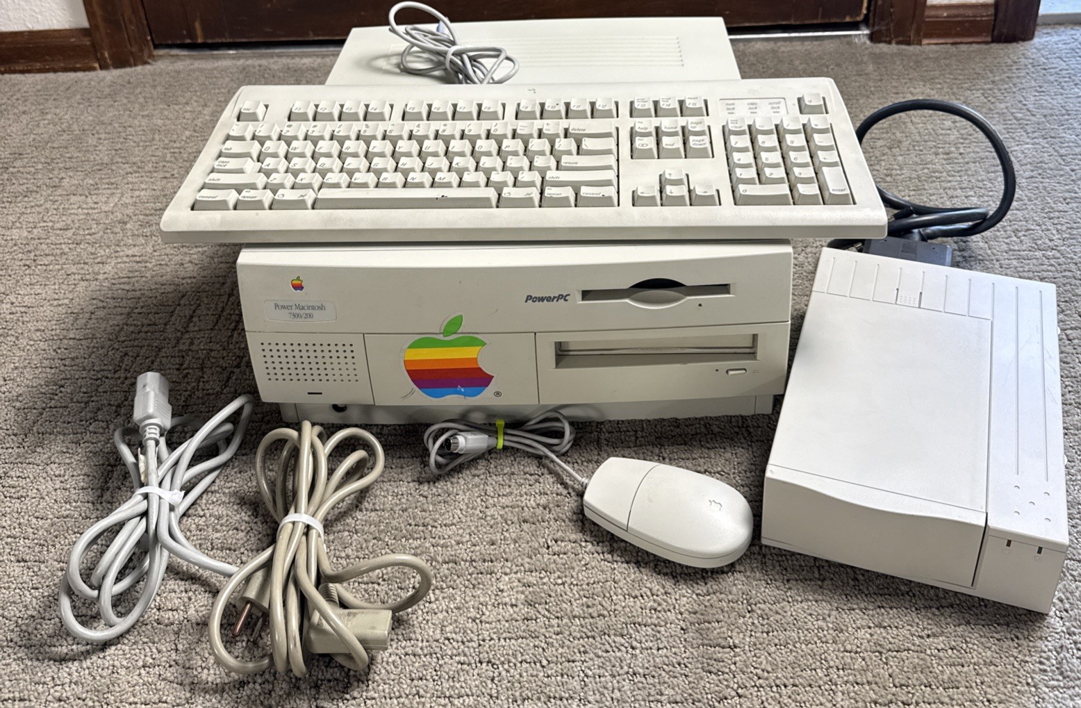 Apple Power Macintosh PowerPC 7300/200 VTG w Keyboard Mouse Storage Drive Read Apple Power Macintosh PowerPC 7300/200 VTG w Keyboard Mouse Storage Drive Read