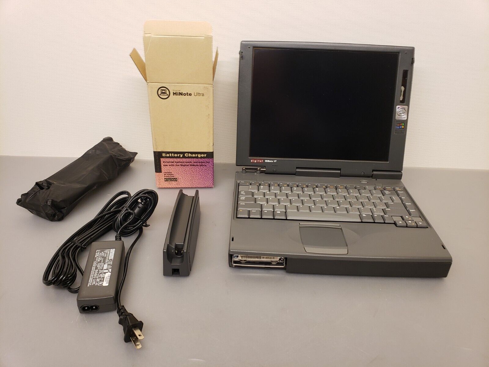 Vintage DEC Digital HiNote VP TS30G Laptop AS-IS READ Tested with external mon