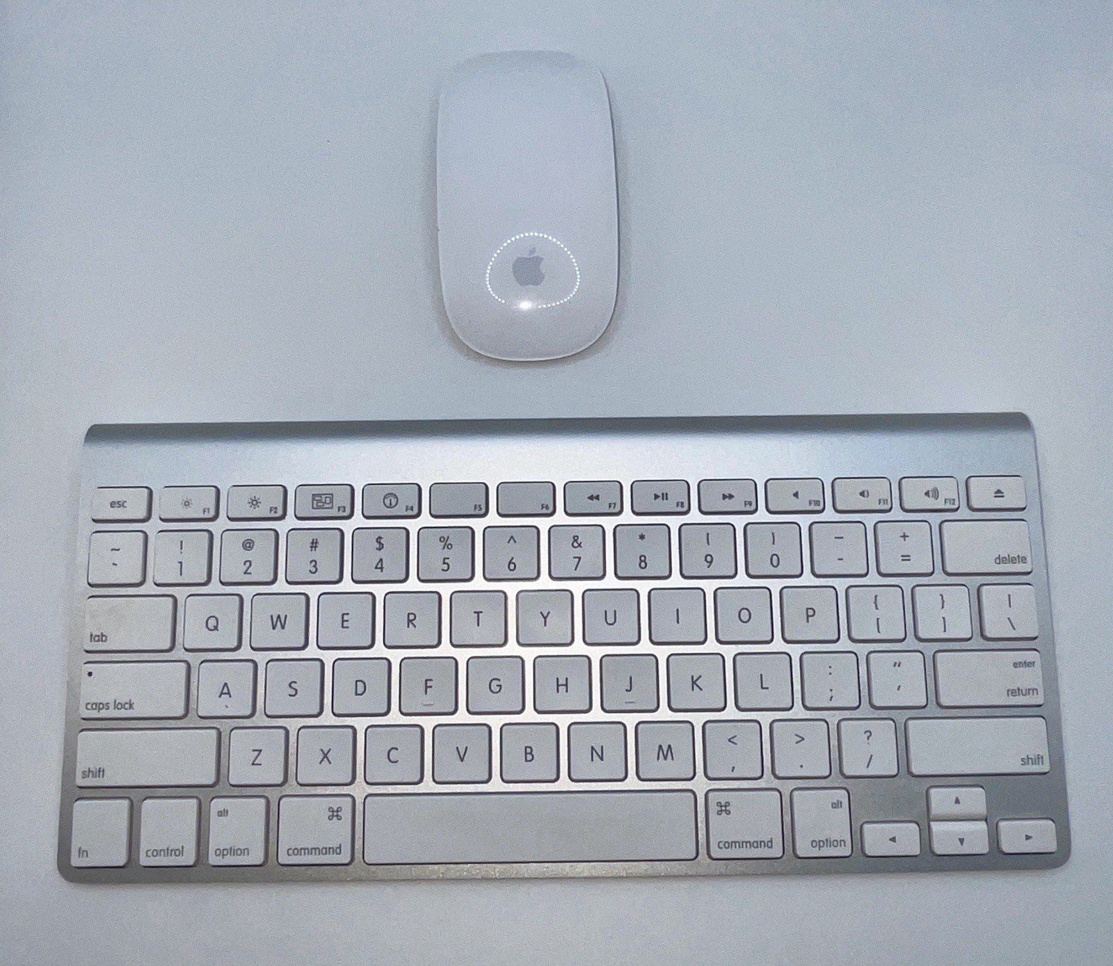 Apple A1255 & A1296 Wireless Keyboard Magic Mouse Combo Set – White/Silver Apple A1255 & A1296 Wireless Keyboard Magic Mouse Combo Set – White/Silver