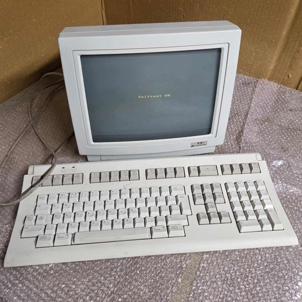 Vintage 1996 DEC VT510 Boundless terminal monitor & Digital LK411 keyboard Vintage 1996 DEC VT510 Boundless terminal monitor & Digital LK411 keyboard