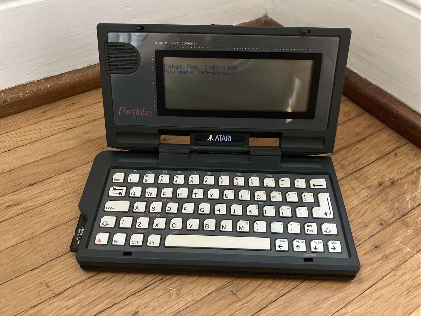 Atari Portfolio HPC-004  16 Bit Personal Computer with Memory Card
