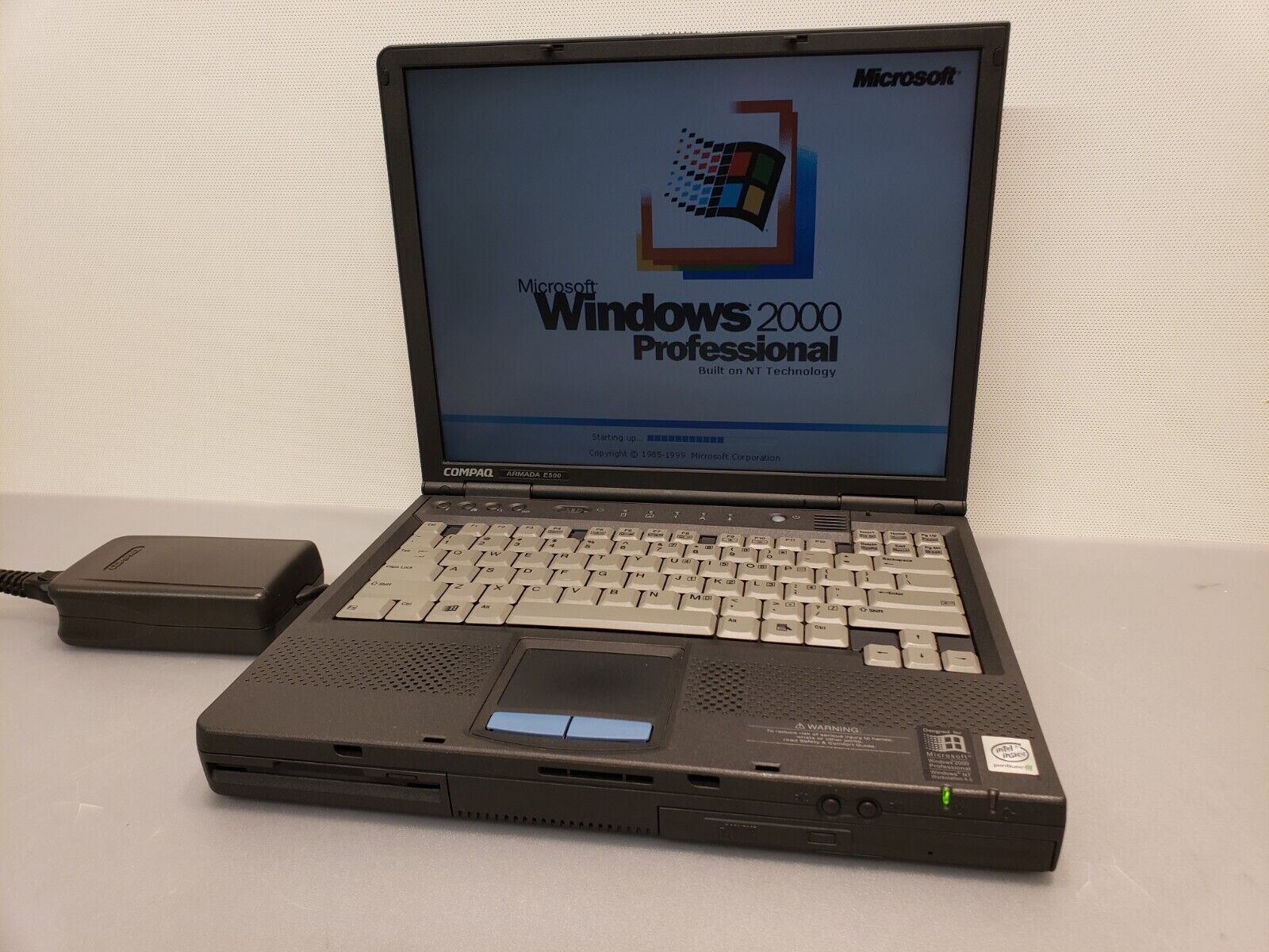 Vintage Compaq Armada E500 Laptop PIII 650 320MB 10GB HD Serial Floppy Win 2000