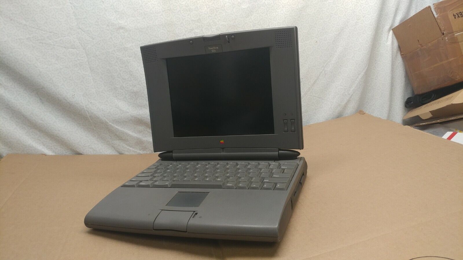 Vintage Apple Macintosh PowerBook 520c Laptop Model  M4880 For Parts or repair