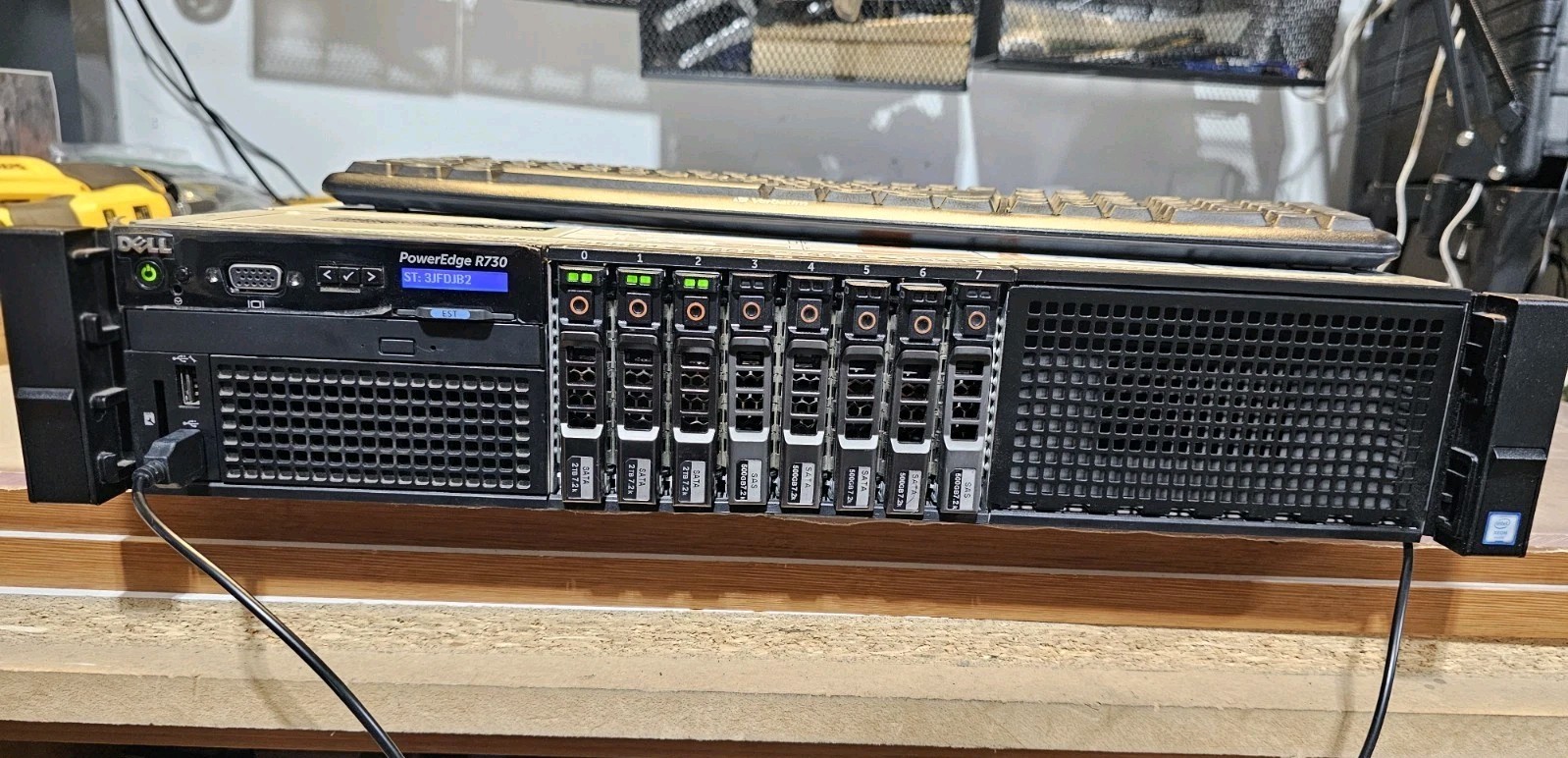 Dell PowerEdge R730 8Bay 64Gb 1x80Gb SSD 4x900Gb SAS 2x12c v4CPU 1100ws, 2GPUCbl