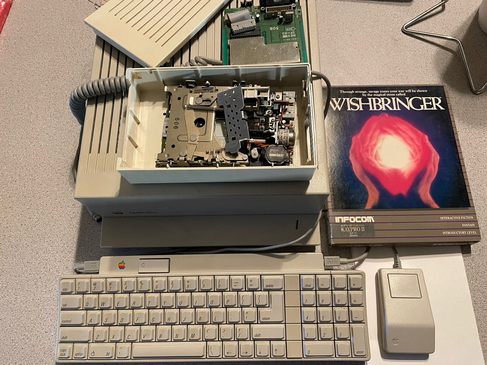 Vintage Apple IIgs w/ Keyboard - Mouse- Bonus Game A2s6000