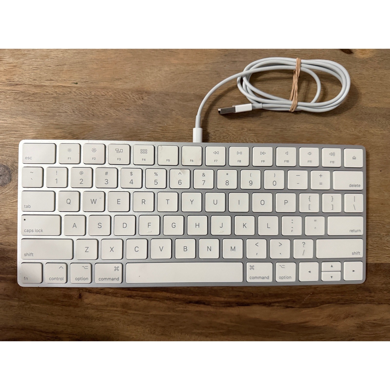Apple Magic Keyboard A1644 Wireless Bluetooth Silver White + Lightning Cable