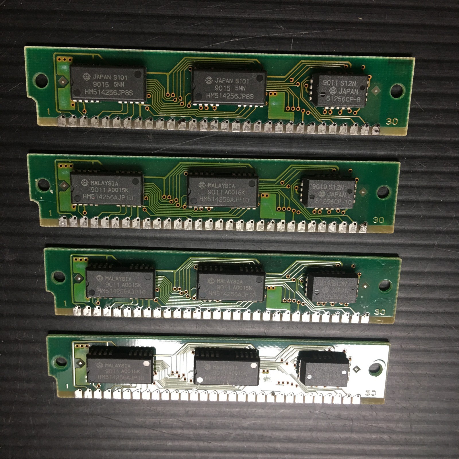 4PCS Paměť 4x256KB 30-Pin SIMM Hitachi HB56D25609B 4PCS Paměť 4x256KB 30-Pin SIMM Hitachi HB56D25609B