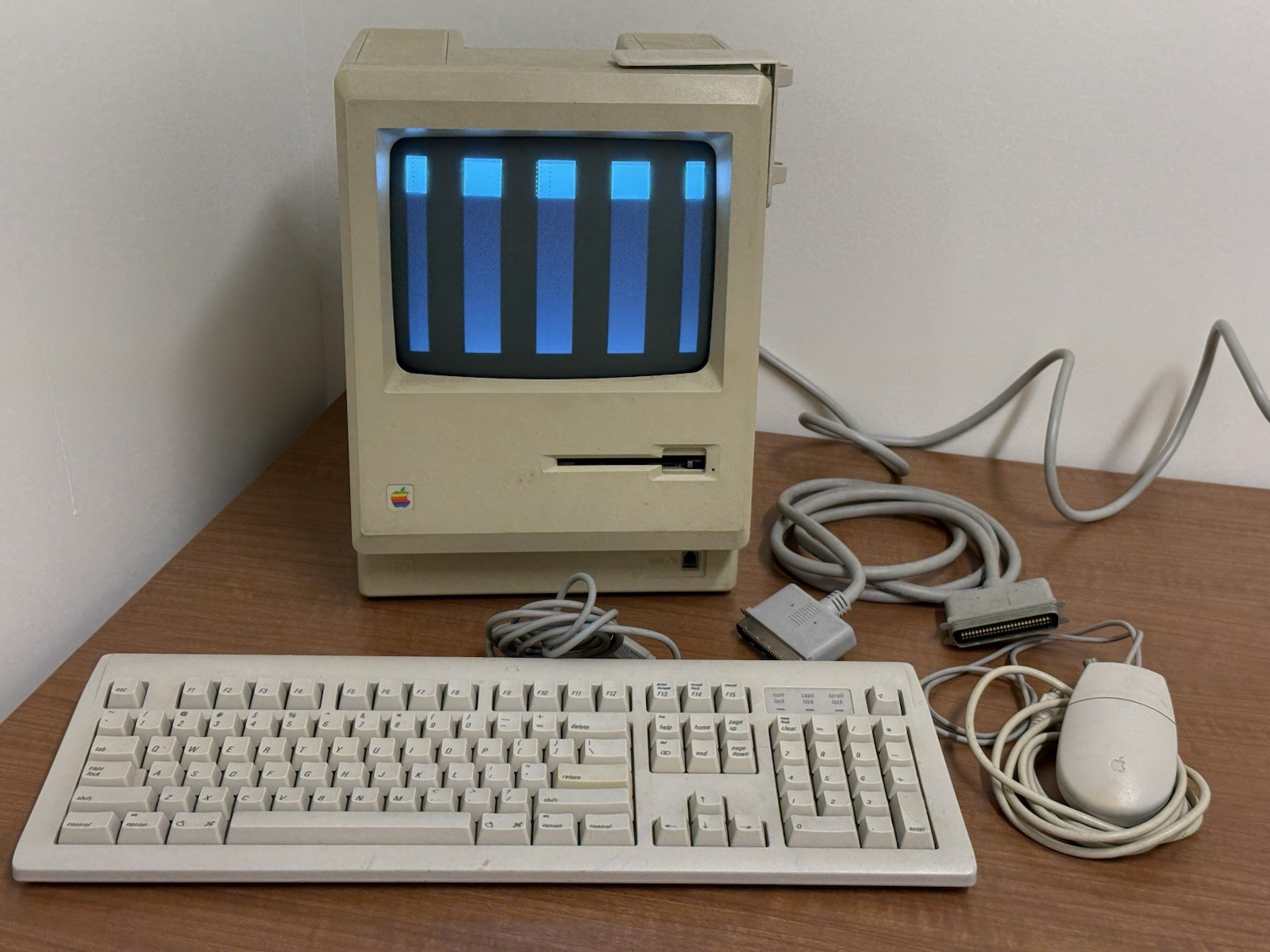 READ - Apple Macintosh Desktop Computer M0001 Vintage