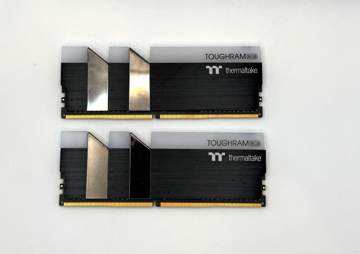 TOUGHRAM RGB DDR4 4600MHz 16GB 19-26-26-45 (8GB x 2) TOUGHRAM RGB DDR4 4600MHz 16GB 19-26-26-45 (8GB x 2)