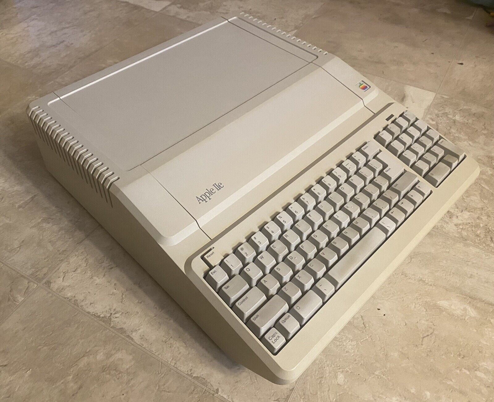 Apple IIe Platinum Computer 128k Model A2S2128