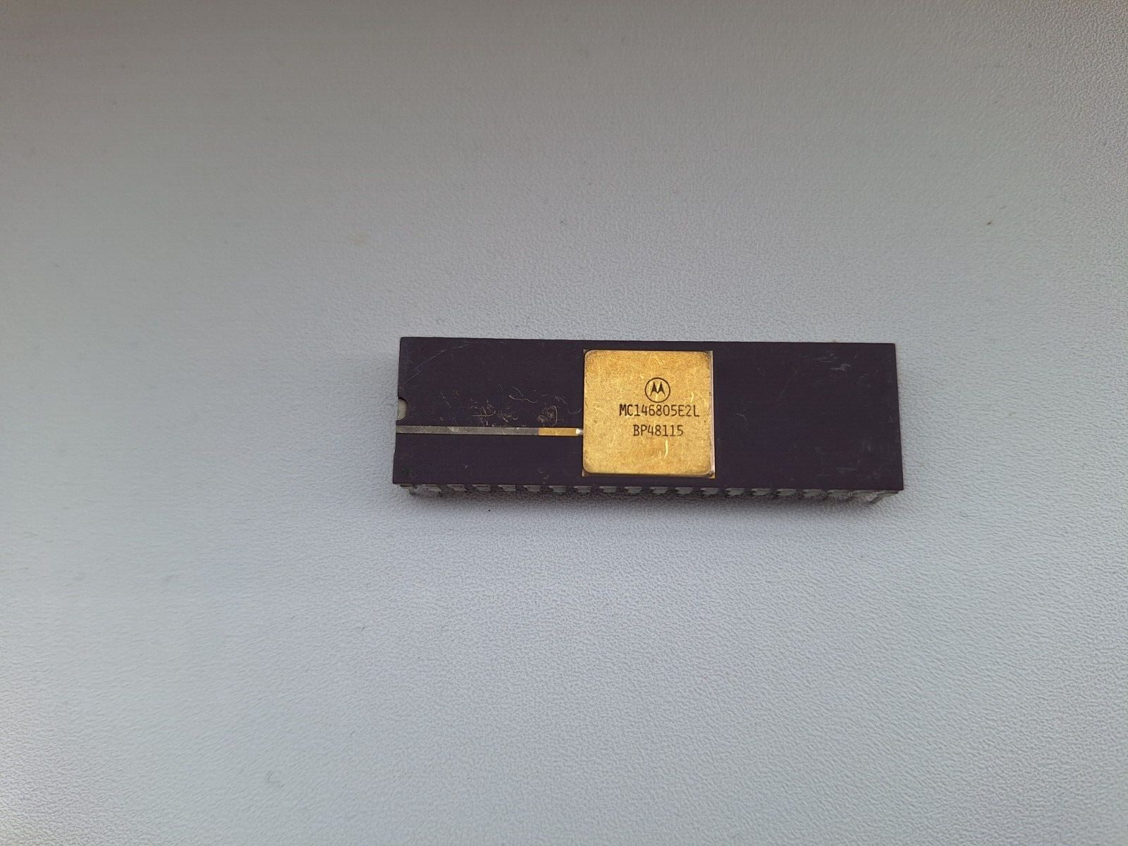 Motorola MC146805E2 uncommon 6805 8bit 5MHz vintage CPU GOLD