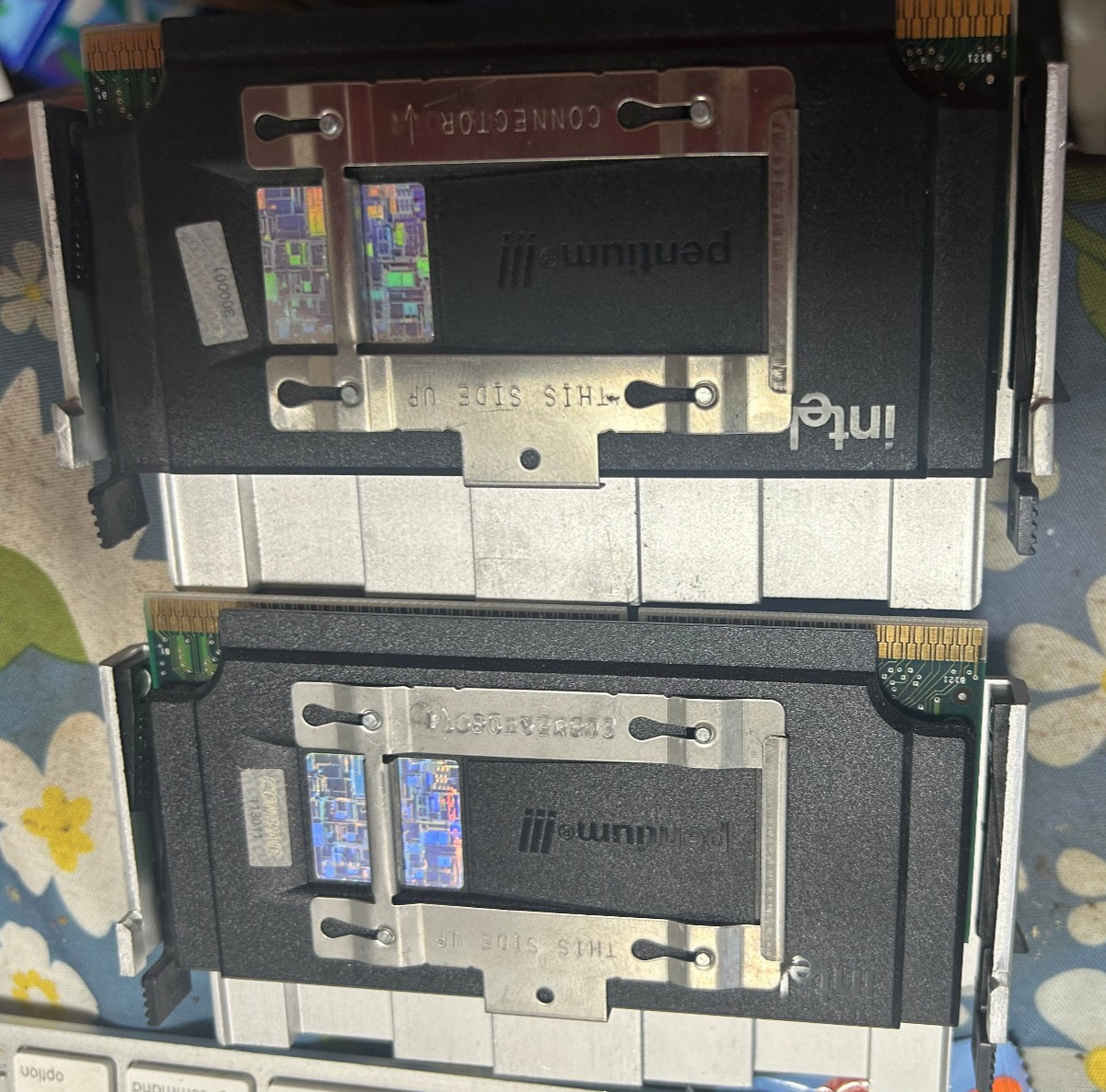 Intel Pentium III 1GHz Slot 1 SL4BS 1 Pair 1000/256/133/1.7V Compaq heat sinks Intel Pentium III 1GHz Slot 1 SL4BS 1 Pair 1000/256/133/1.7V Compaq heat sinks