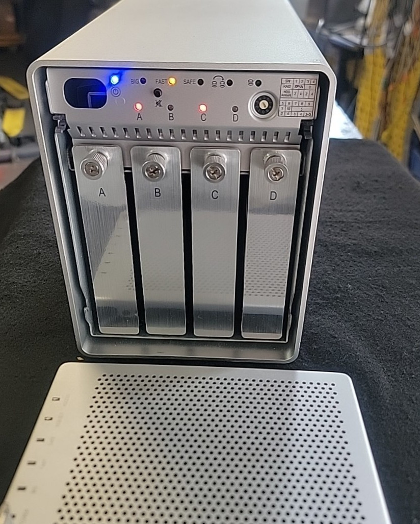 OWC Mercury Elite-AL Pro Qx2 4-Bay RAID Enclosure + SATA 1394 -USB 2.0 (8TB) OWC Mercury Elite-AL Pro Qx2 4-Bay RAID Enclosure + SATA 1394 -USB 2.0 (8TB)