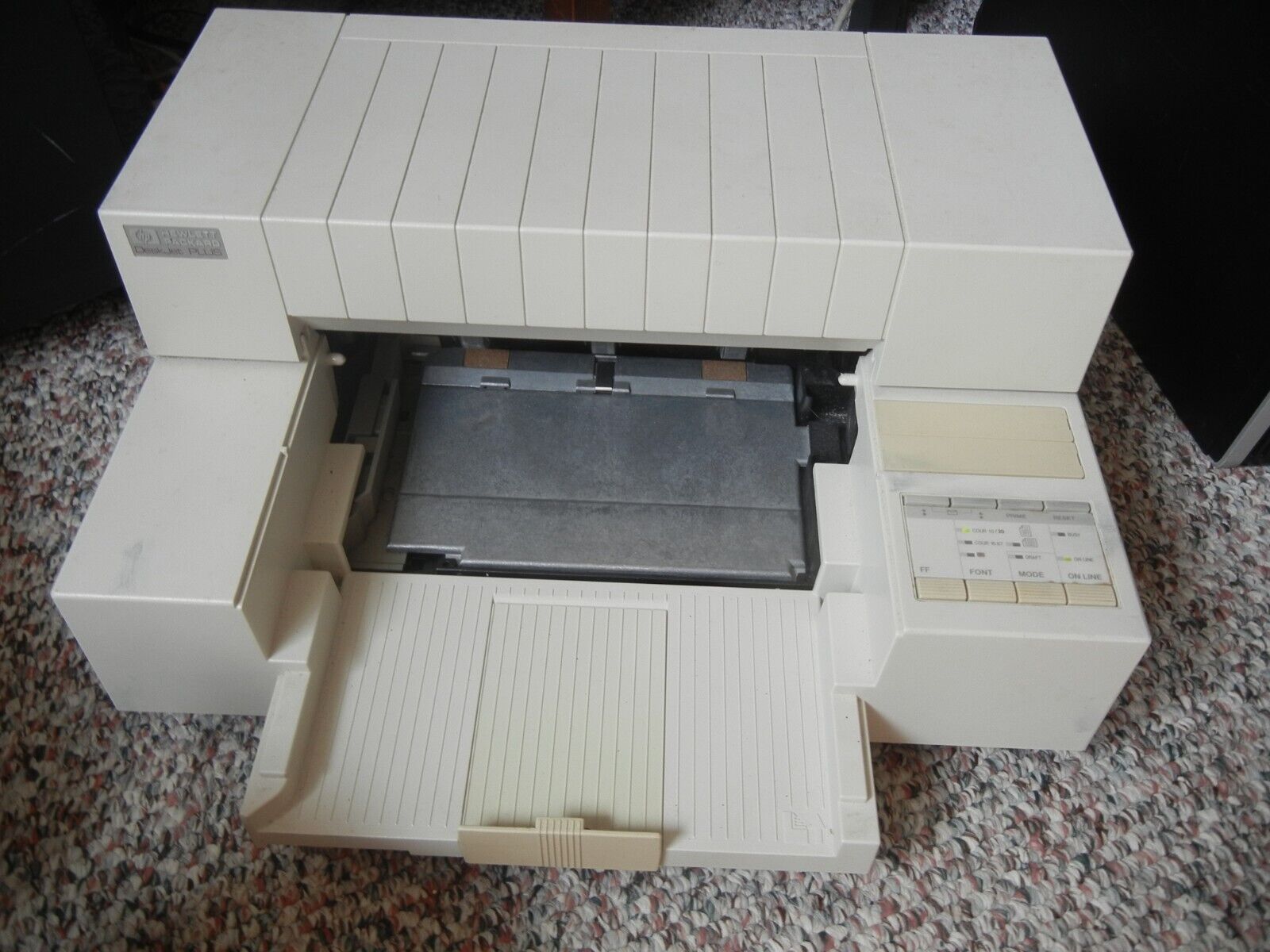 Vintage HP Deskjet Plus Printer. No Ink and paper output tray missing