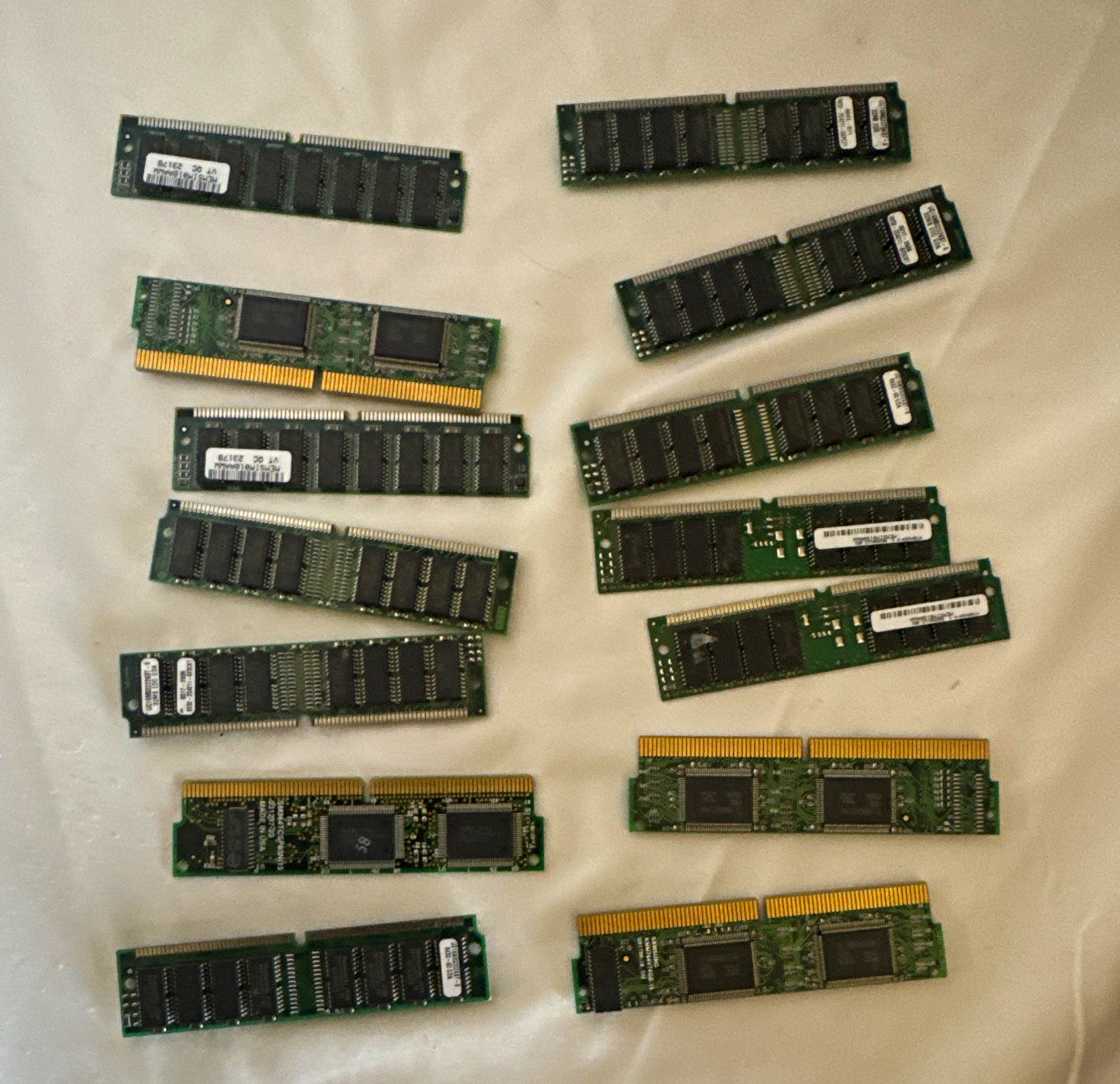 Samsung 72-Pin SIMM EDO RAM 64MB (4x16MB) Non-ECC Unbuffered KM732V589G Samsung 72-Pin SIMM EDO RAM 64MB (4x16MB) Non-ECC Unbuffered KM732V589G