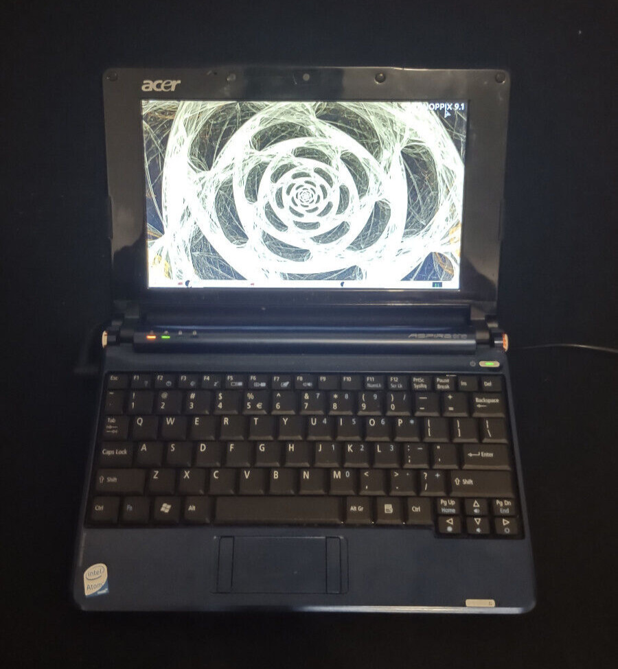 Acer Aspire One 9 inch Netbook ZG5 512MB RAM 8GB SSD HD Knoppix Linux WiFi VGA