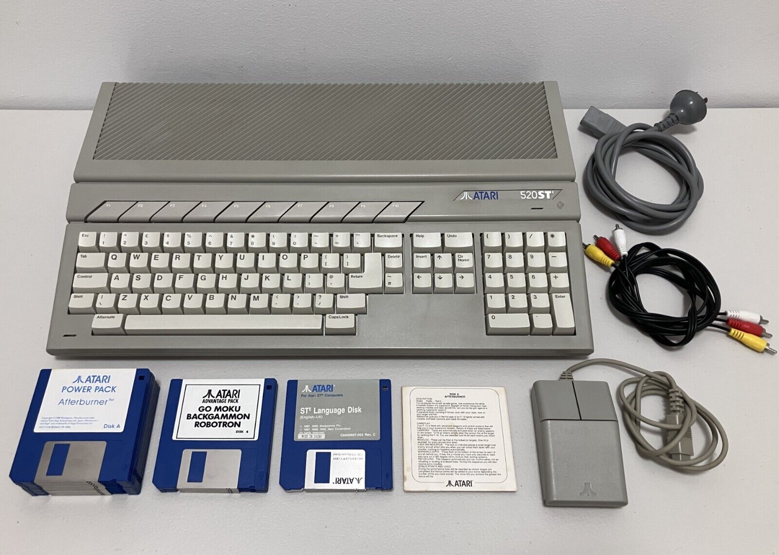 Retro Atari 520 STe Computer - STM1 Mouse, Game Floppy Disks - GREAT CONDITION