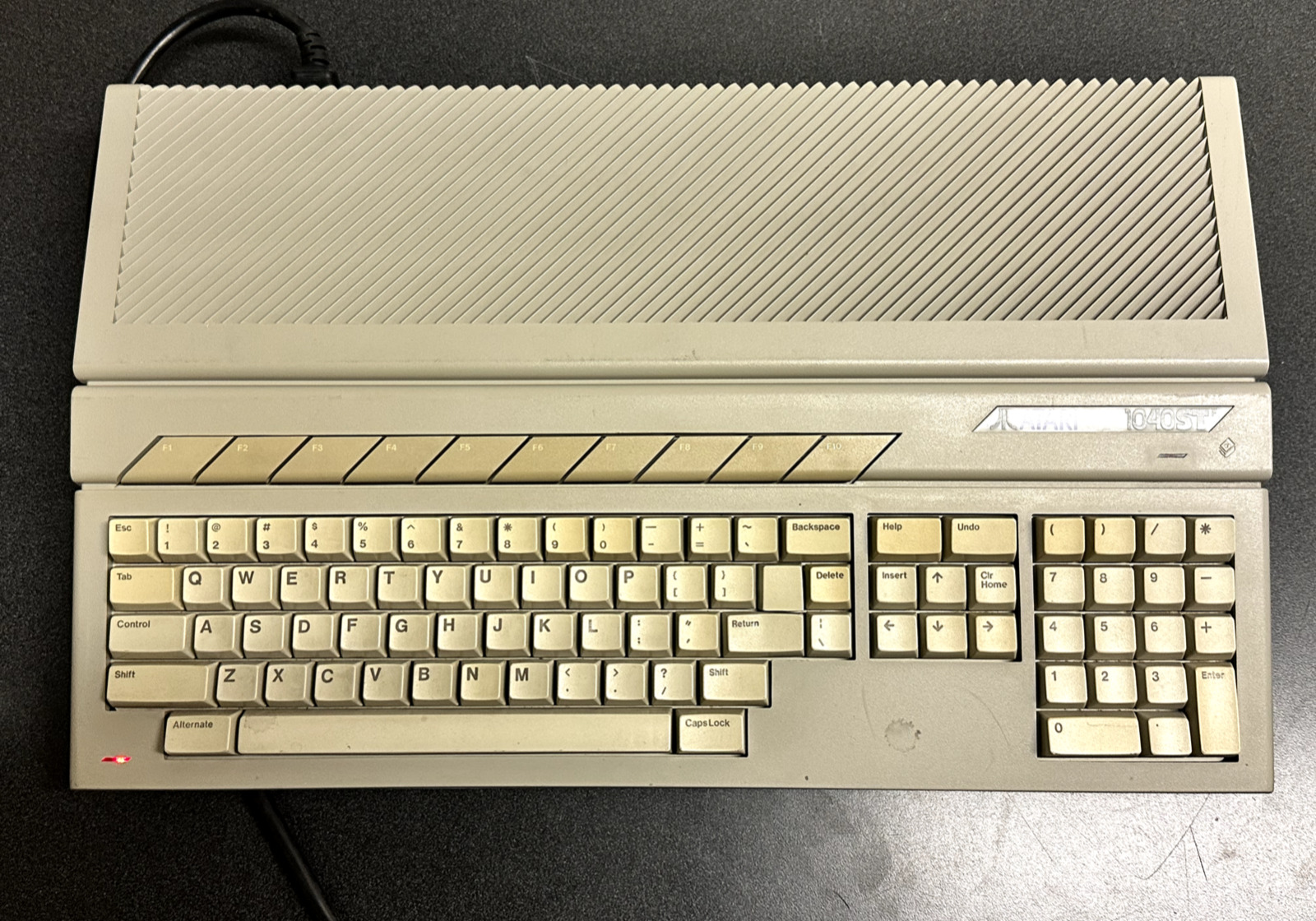 Vintage Atari 1040STf COMPUTER POWERS ON