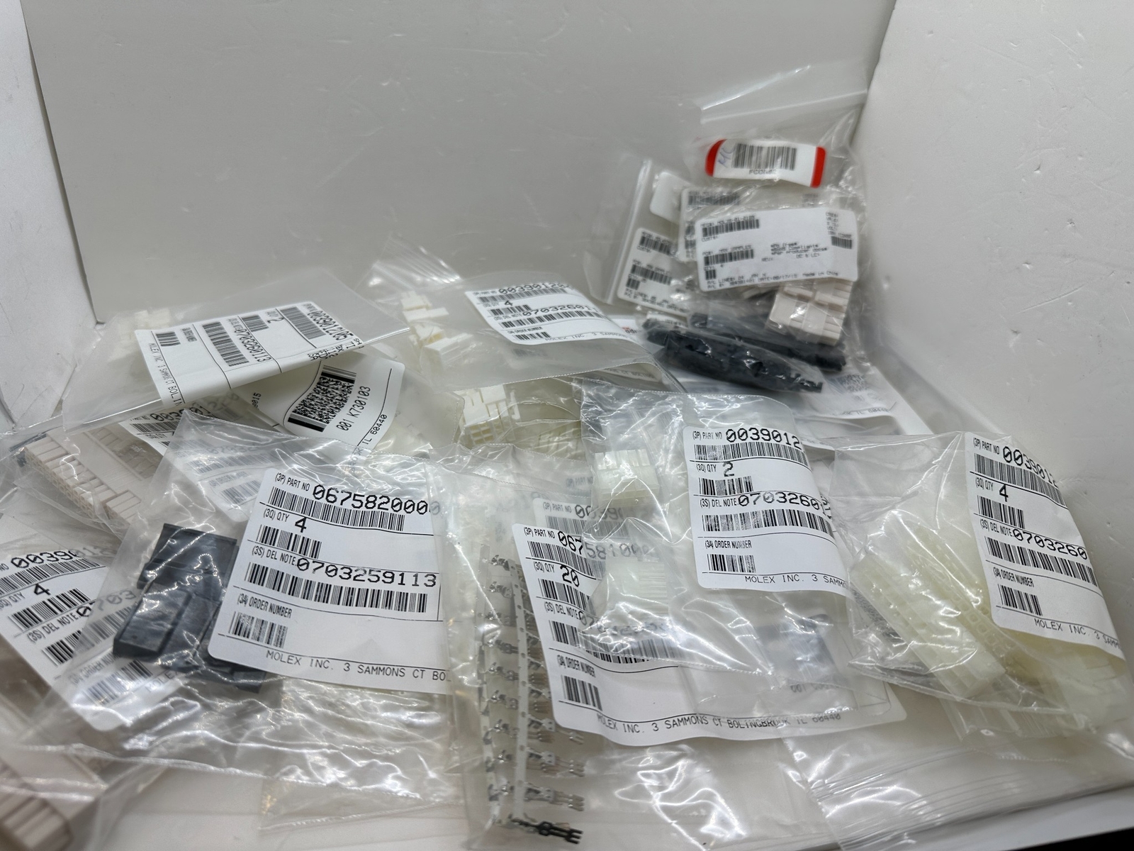 Molex - SATA / Housing Components New - Large Lot Molex - SATA / Housing Components New - Large Lot