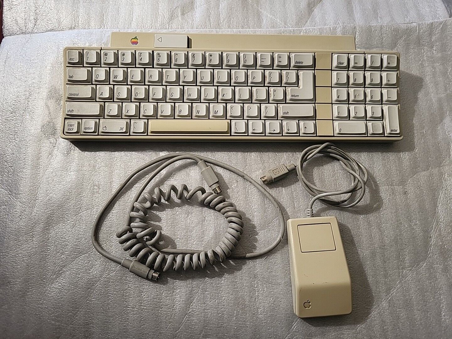 Vintage Apple Keyboard 658-4081 W/Mouse. Free Fast Shipping 