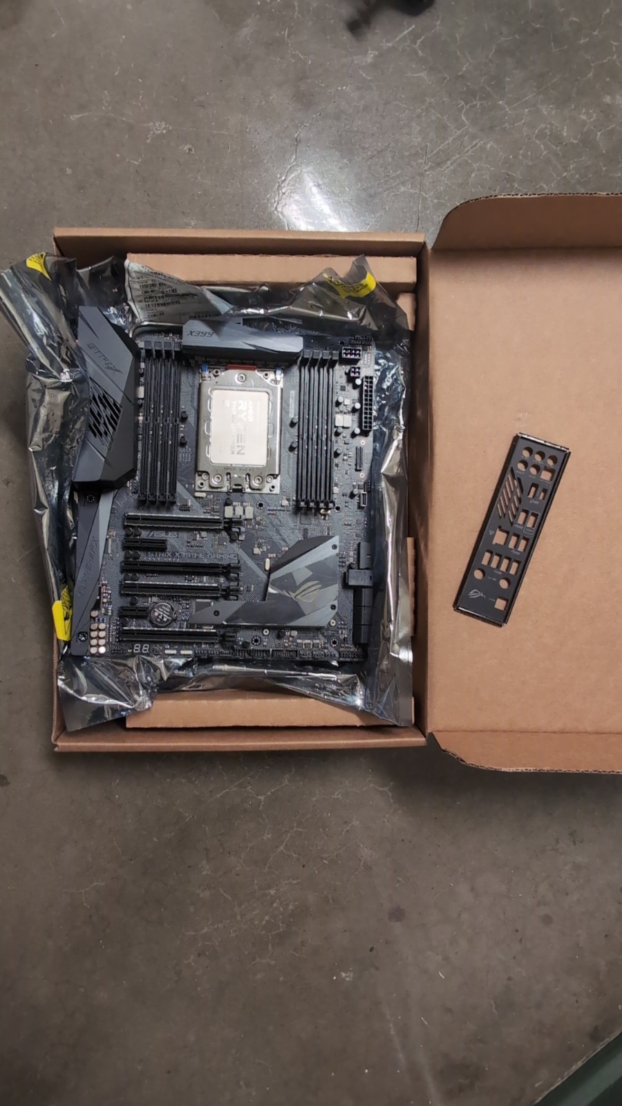 ASUS ROG STRIX X399-E GAMING ATX Motherboard w/ Ryzen 2990WX Threadripper ASUS ROG STRIX X399-E GAMING ATX Motherboard w/ Ryzen 2990WX Threadripper